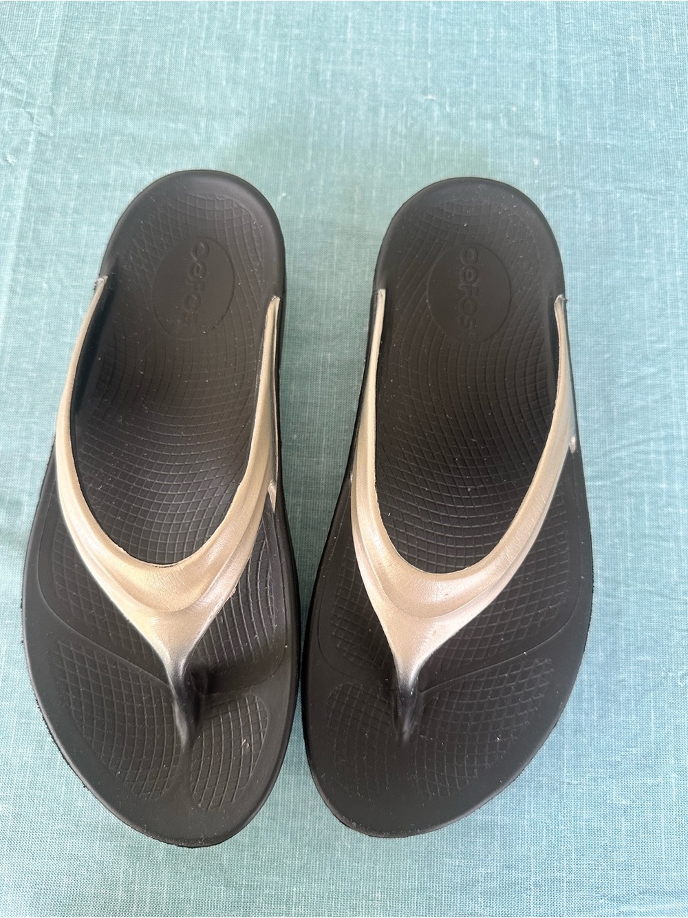 OOFOS OOlala Luxe Thong Flip Flops Recovery Sandals Latte Black Women's 9 EU 40